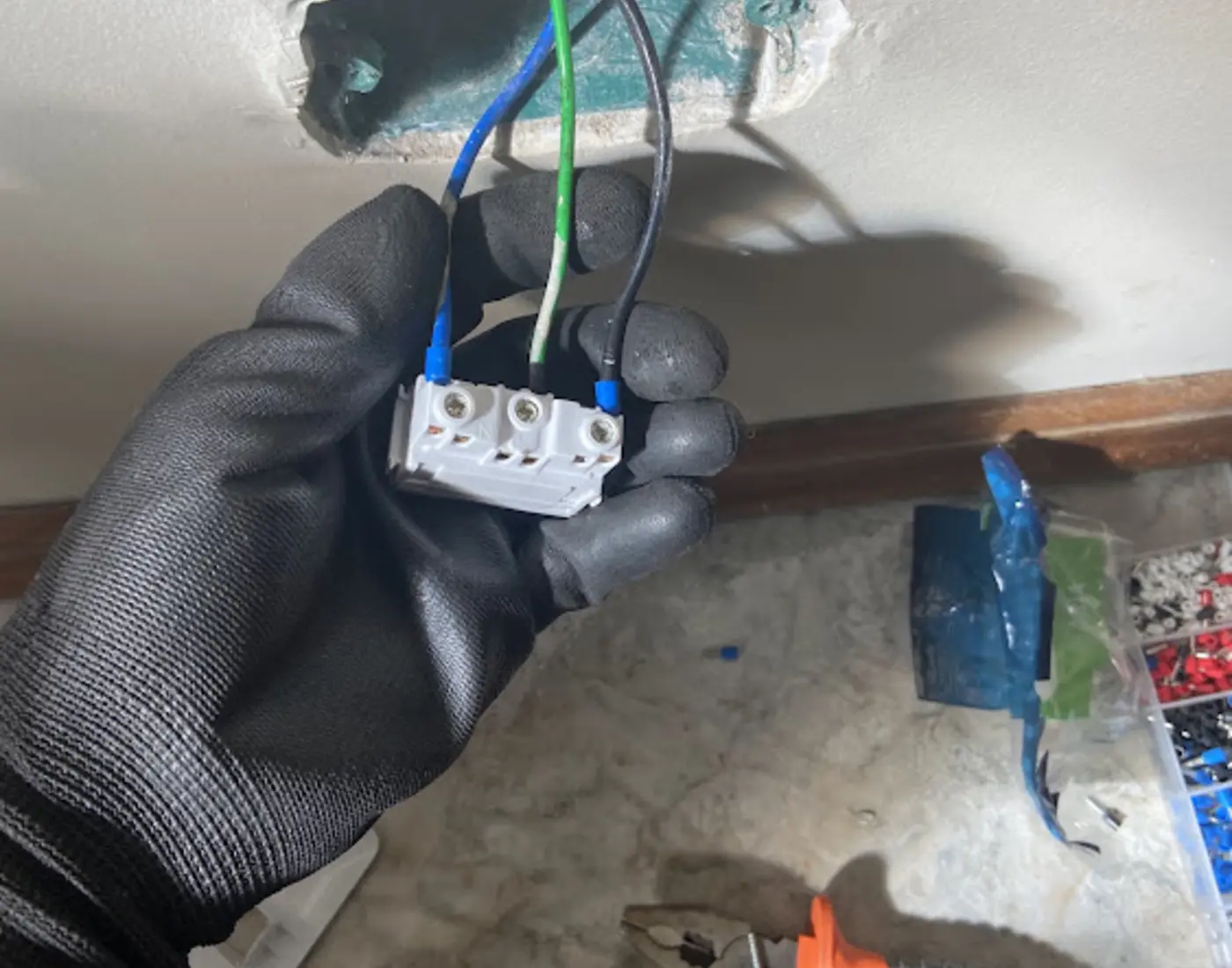 Profissional realizando reparo em conexão elétrica