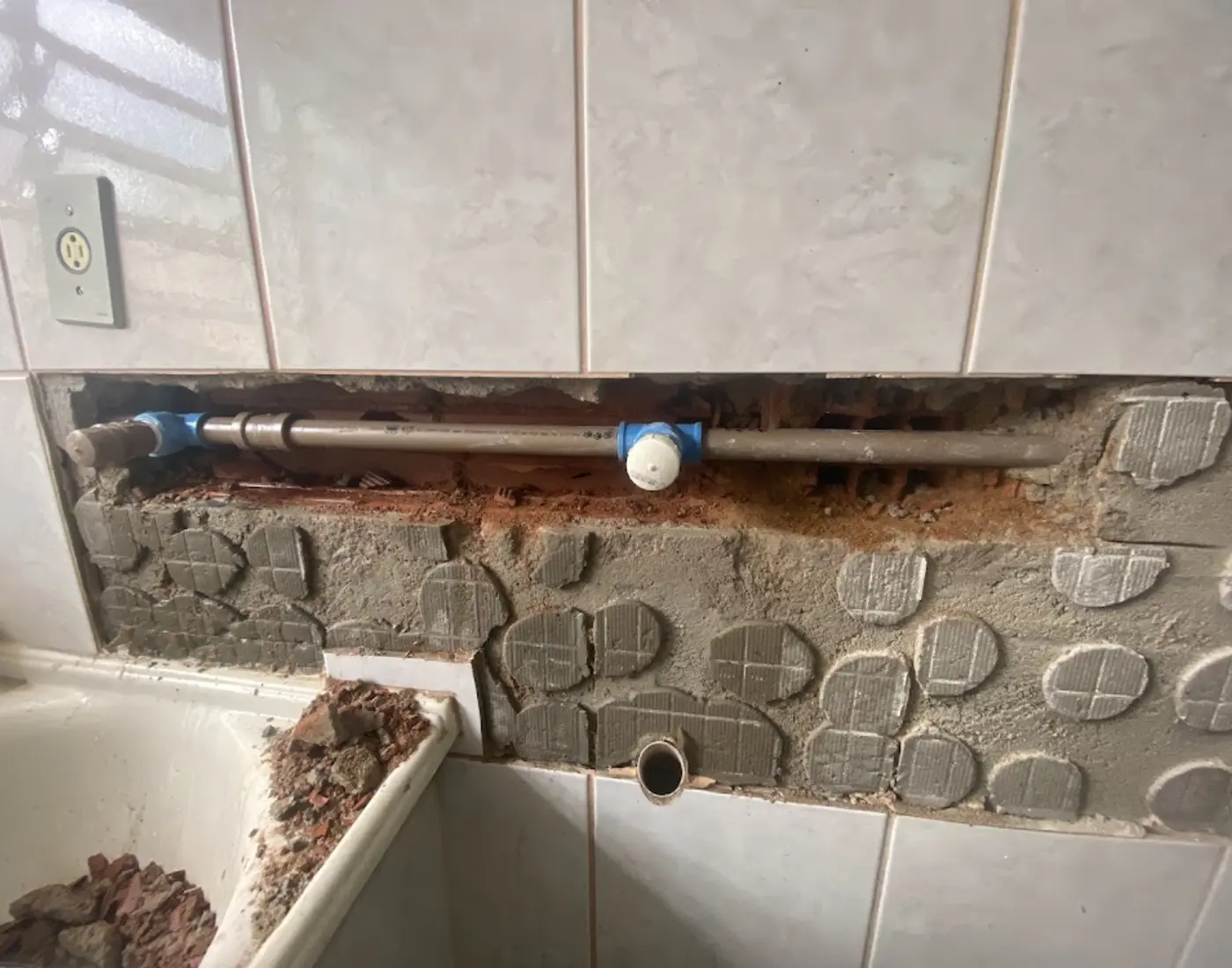 Correção de vazamento em tubulação residencial